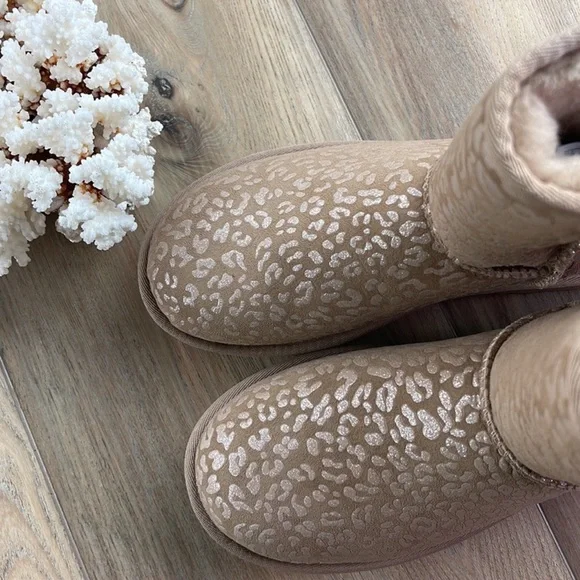 🌴🔆UGG- BROWN CLASSIC SHORT SNOW LEOPARD BOOTS🔆🌴 - Picture 7 of 16